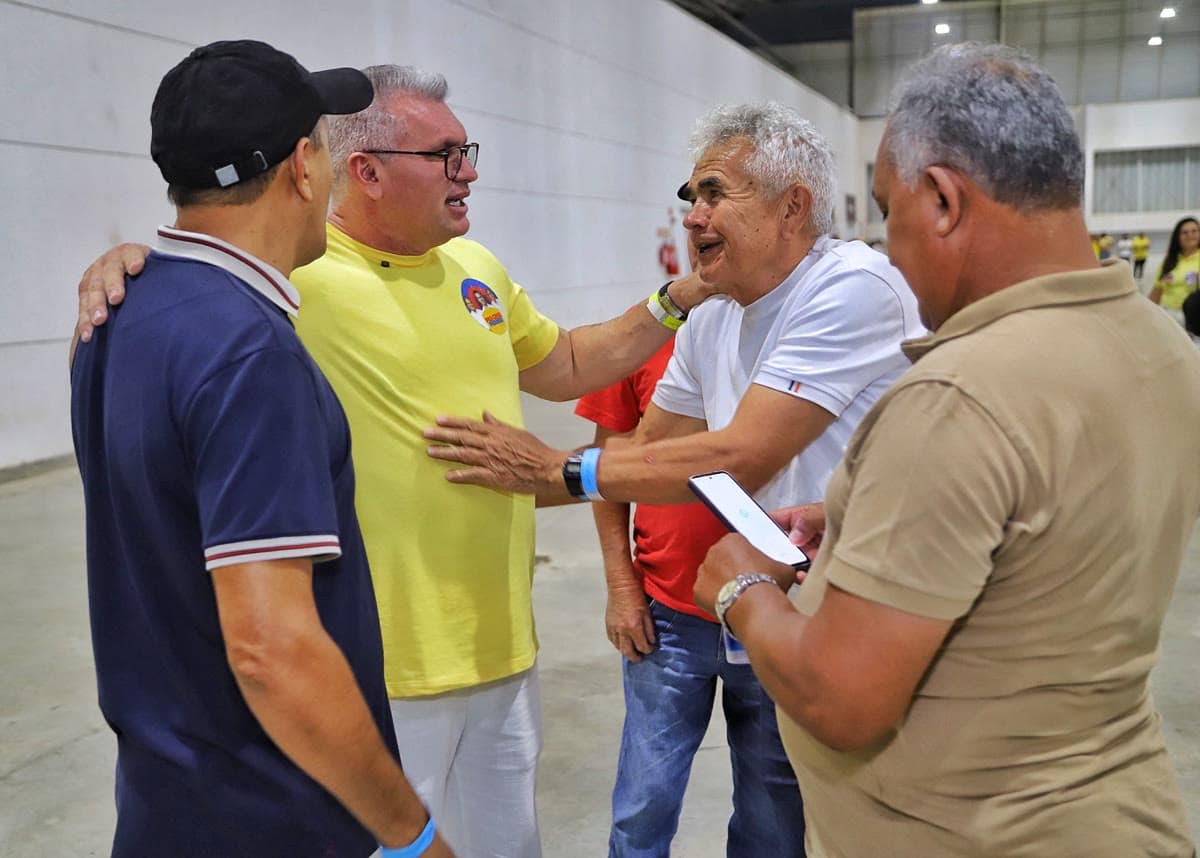 Julian Lemos conversando com pessoas em evento público