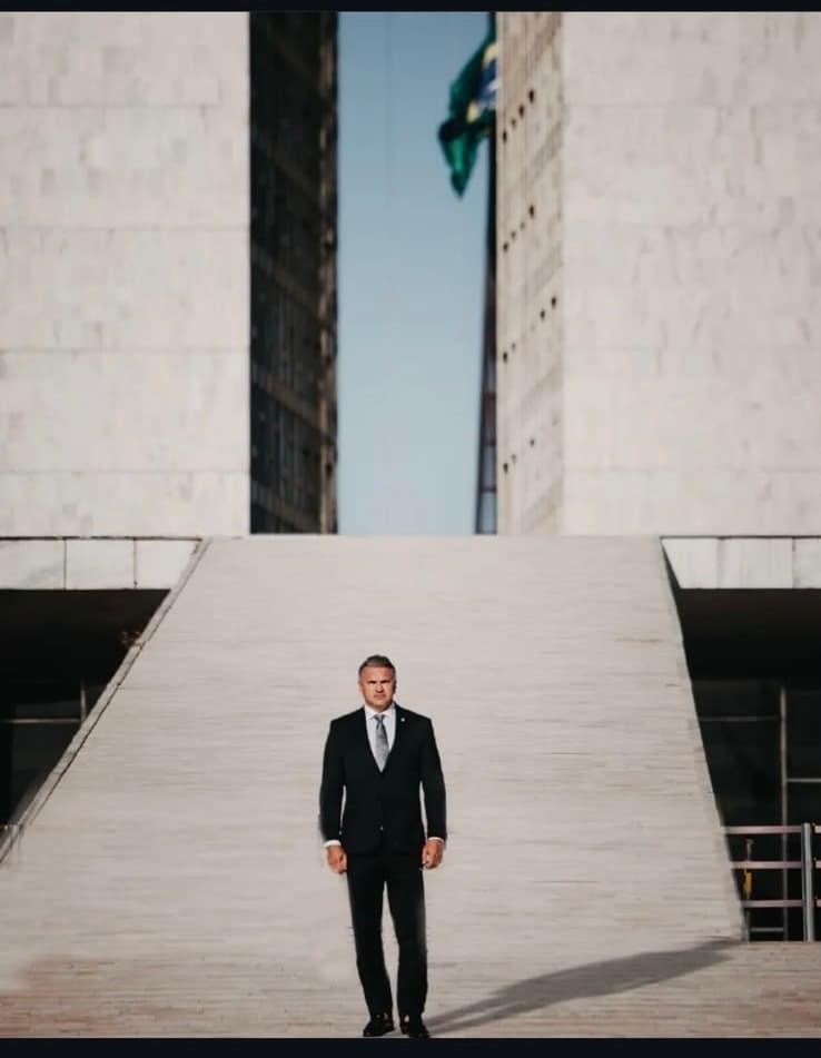 Julian Lemos em frente ao Congresso Nacional, em Brasília