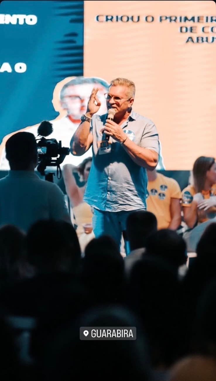 Julian Lemos discursando em palanque, em Guarabira